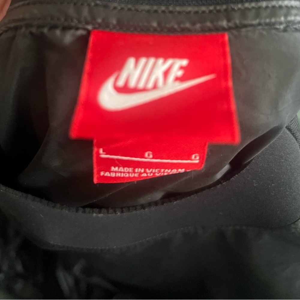 Nike Black and Gray Short Sleeve Tee - Picture 4 of 4